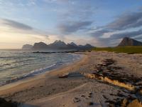 Um 23 Uhr am Strand von Sandnes - Lofoten